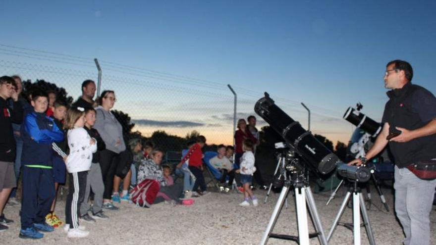 Los vecinos se sumergen en la noche estrellada de Fuendejalón