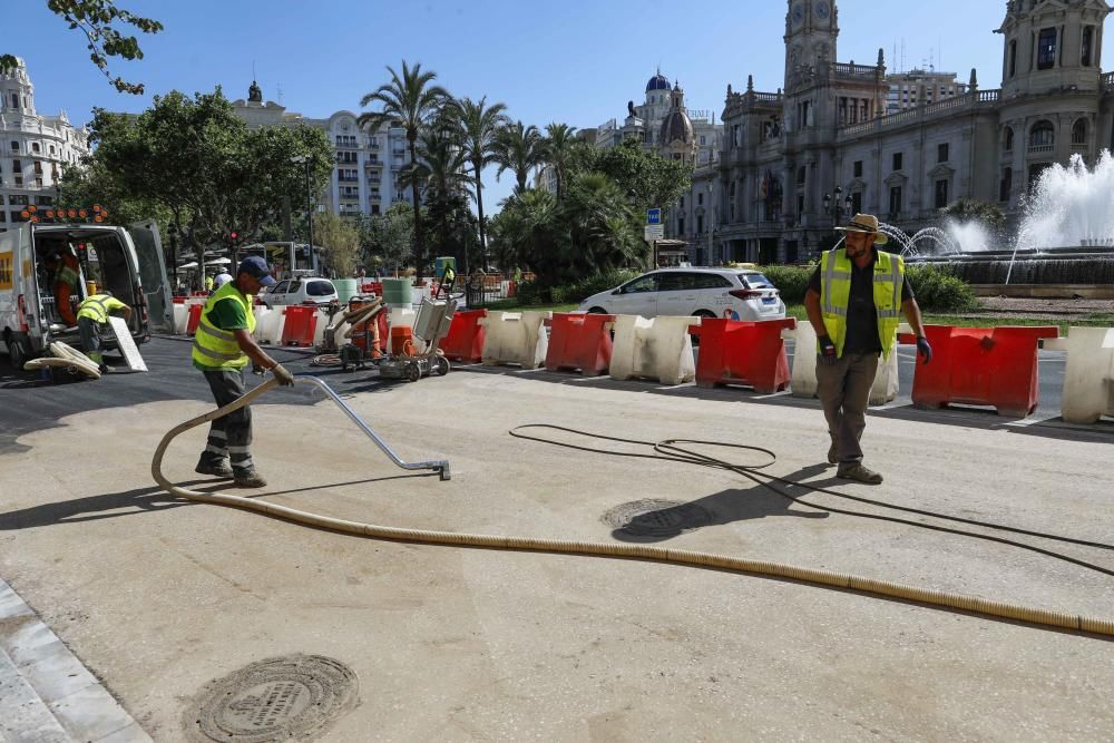 Comienzan a poner el suelo rojo de la Plaza del Ayuntamiento