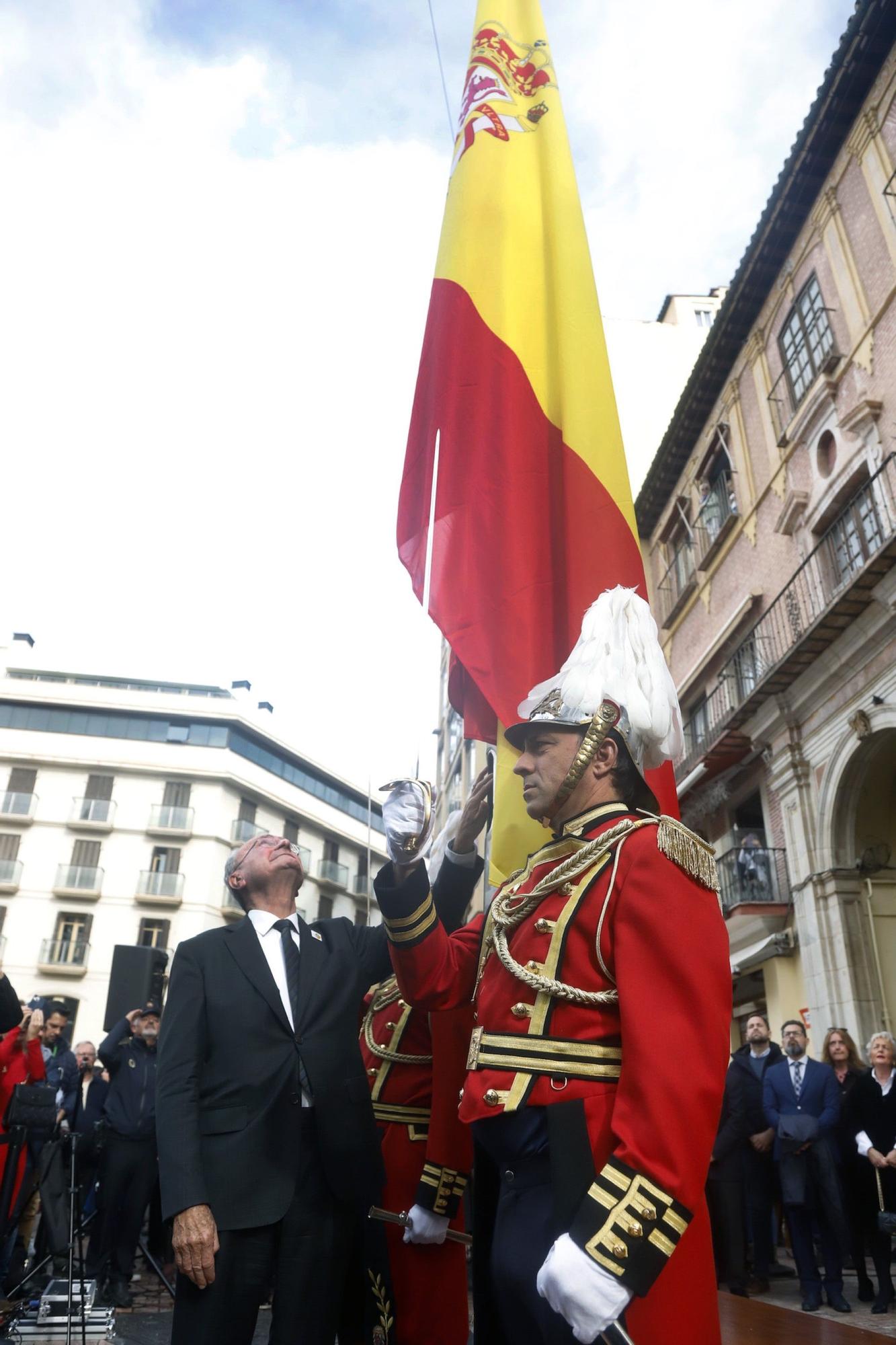 Málaga celebra el 44 aniversario de la Carta Magna con el izado de la bandera en la plaza de la Constitución