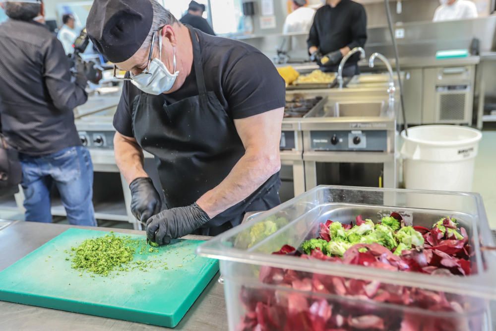 Alicante Gastronómica Solidaria atiende ya a 1.400 personas cada día