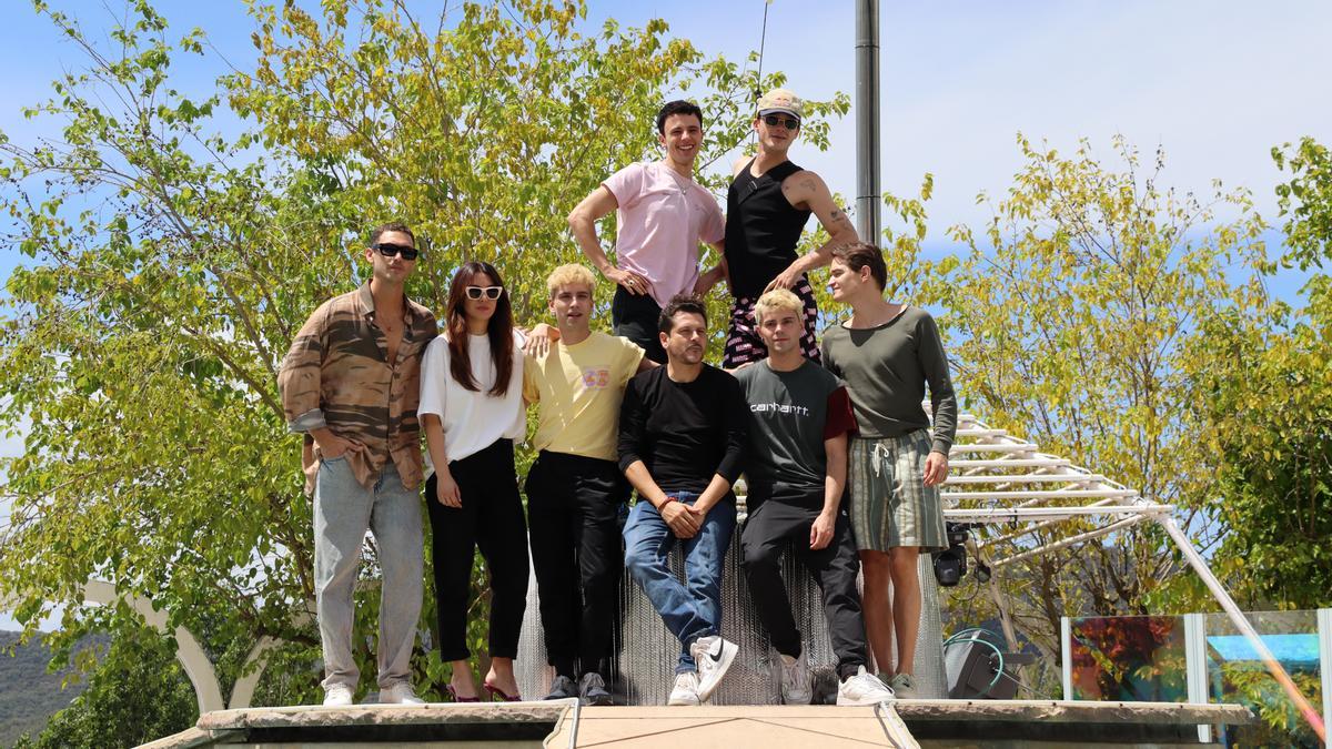 Kike Maíllo acompanyat d'alguns dels actors que participen al rodatge de 'Locomía' a l'Hotel del Bruc