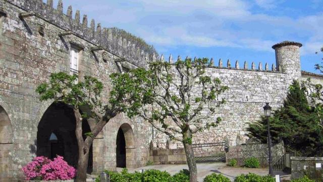 O Pazo do Cotón data do S. XIV, está situado no Camiño Real e preto do río Barcala.