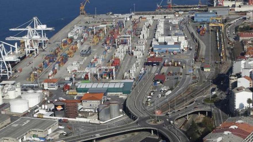 Vista aérea de la terminal de contenedores del Puerto de Vigo, en Guixar.  // Ricardo Grobas