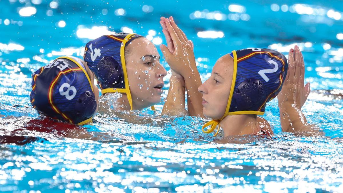 Las jugadoras españolas celebran la victoria ante Italia tras el partido de waterpolo de la ronda preliminar