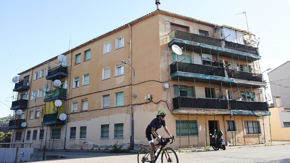 La façana dels pisos Barceló, al barri de la Creueta, apuntalats fa més de deu anys.