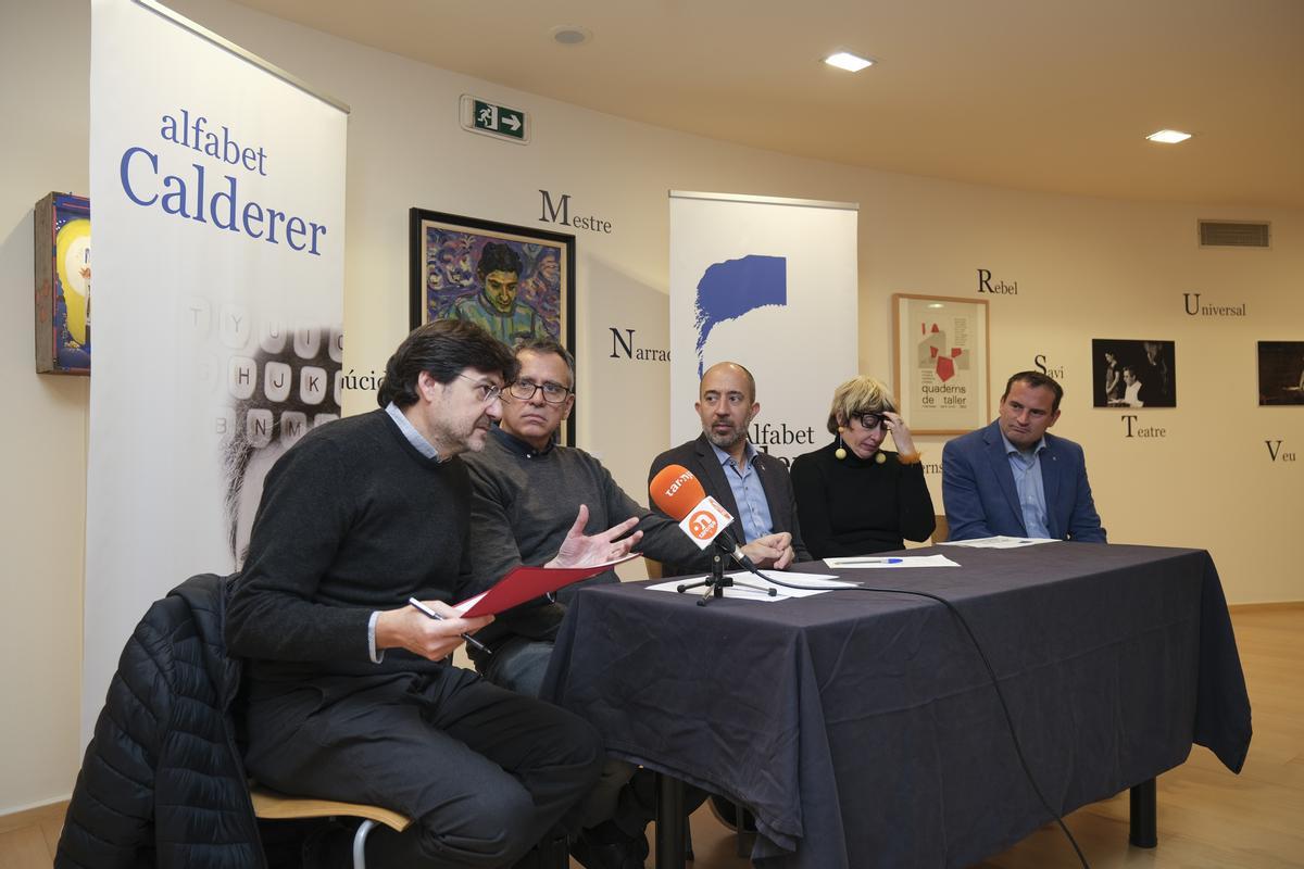 Jaume Huch explica el projecte de reedicions de les obres de Calderer durant la presentació d'aquest matí