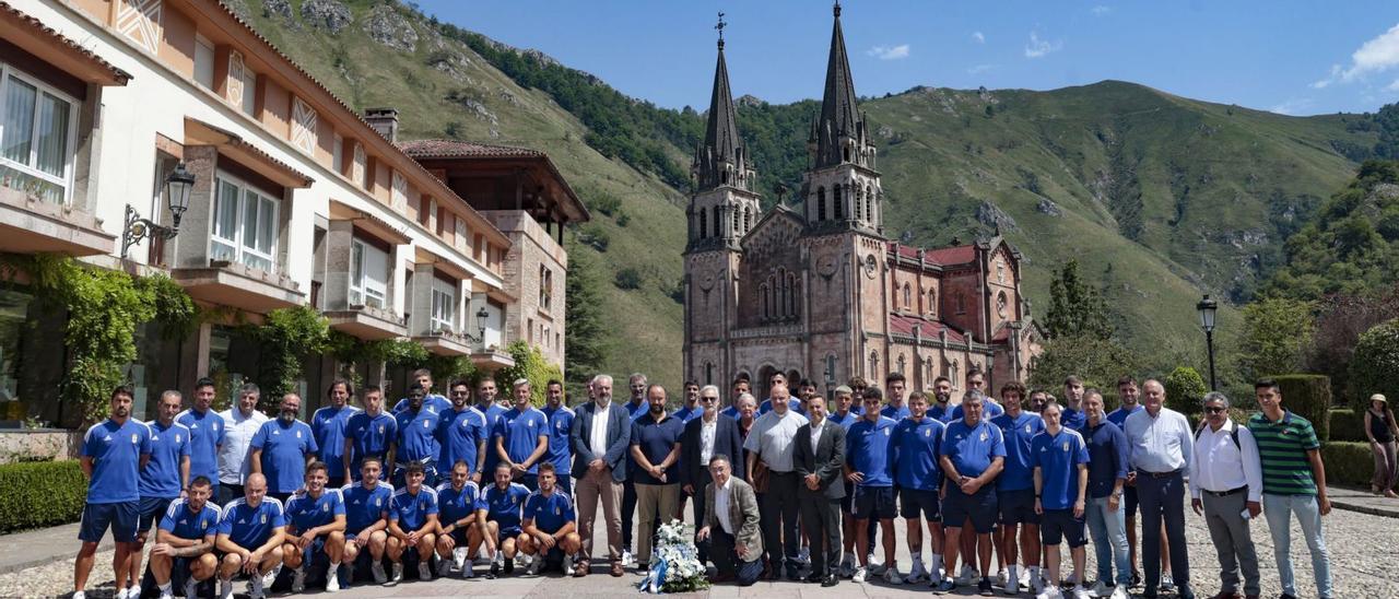 Foto de familia. La expedición del Oviedo (directiva, entrenadores, futbolistas y personal del club), ante la basílica de Covadonga, tras la misa. | Irma Collín