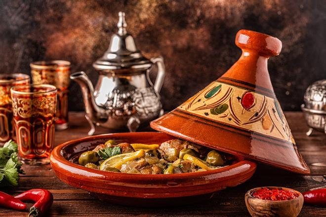 La gastronomía de Fez es famosa por el cuscús, el tajín y la pastela.