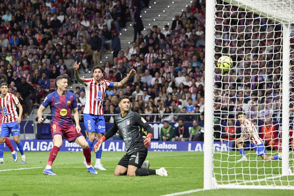 Lewandowski empieza a celebrar el gol, con el balón en la red de Juan Musso, el sábado en el Atlético-Barça de la Liga jugado en el Metropolitano.