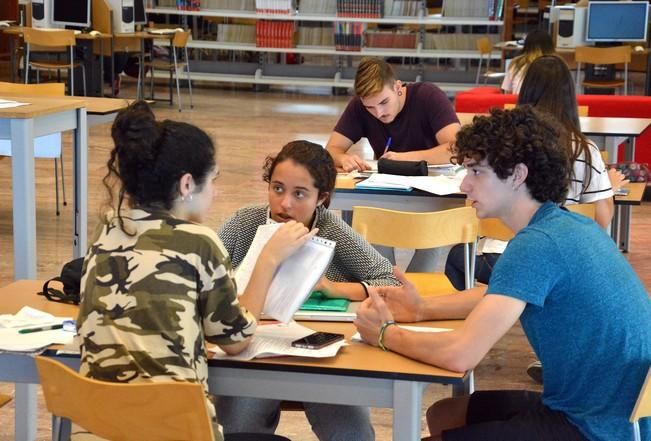 ESTUDIANTES BACHILLERATO PREPARANDO LA PAU