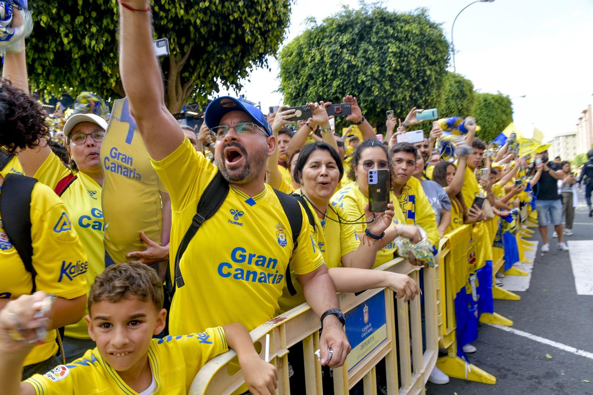 La afición recibe a la guagua de la UD Las Palmas en Fondos de Segura