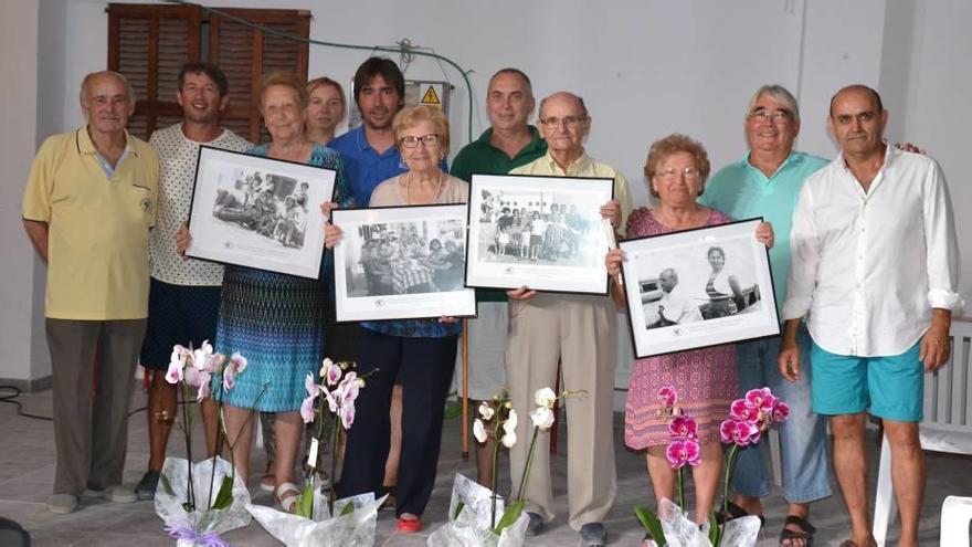 Los hijos de los primeros pobladores recibieron unas fotografías antiguas.