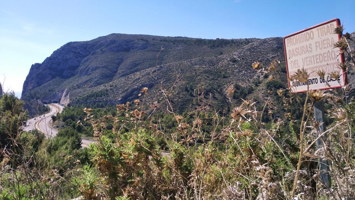 Cartel del basurero clausurado hace ya tres décadas