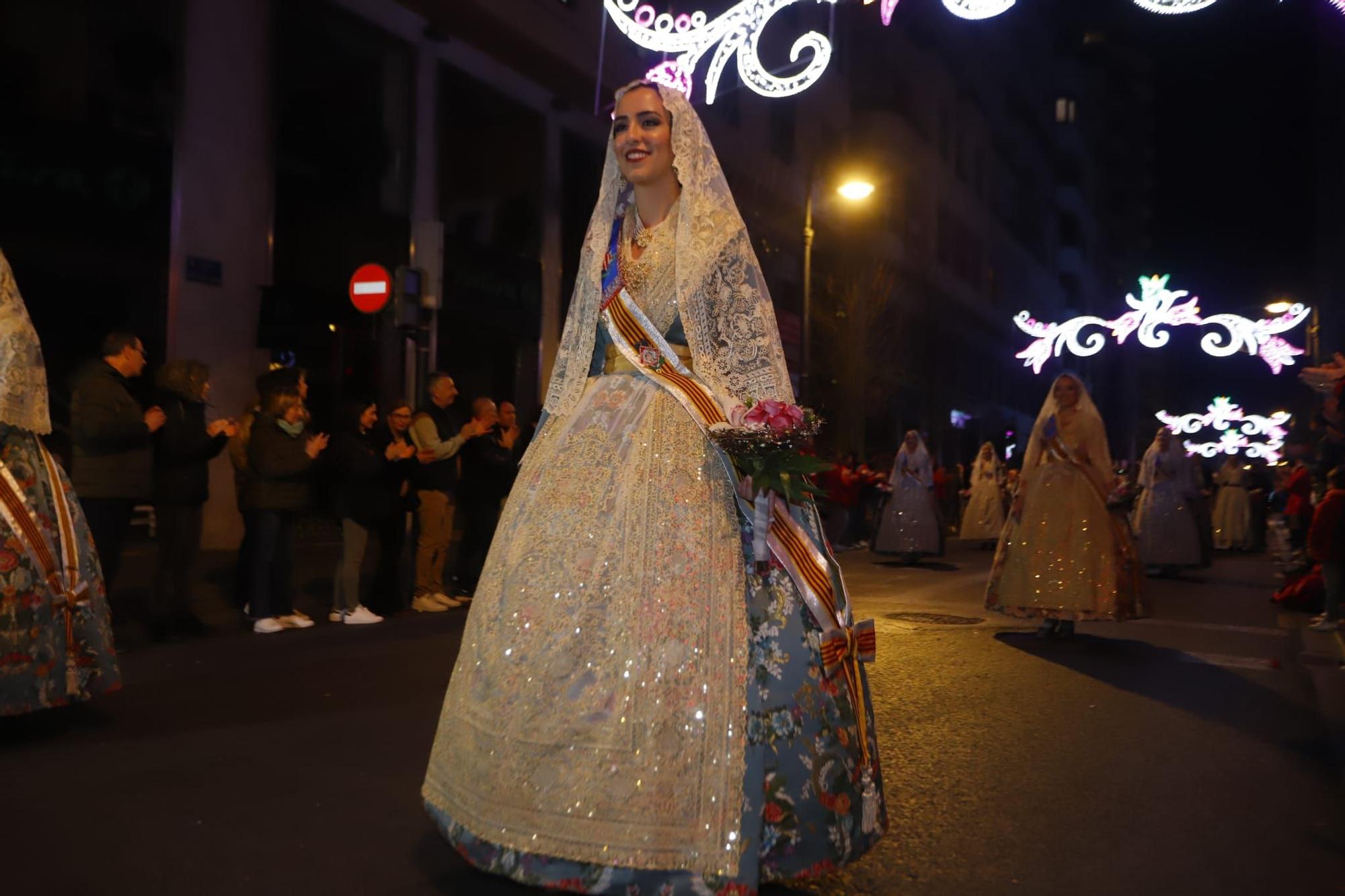 Laura Mengó y su corte coronan la ofrenda a la Virgen