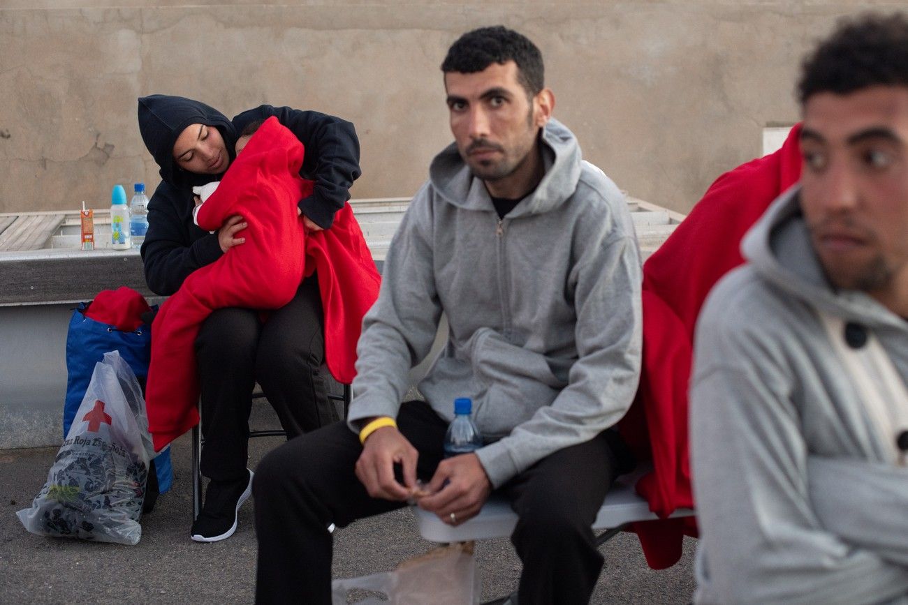 Salvamento rescata una neumática con 59 personas en Fuerteventura, entre ellas una bebé