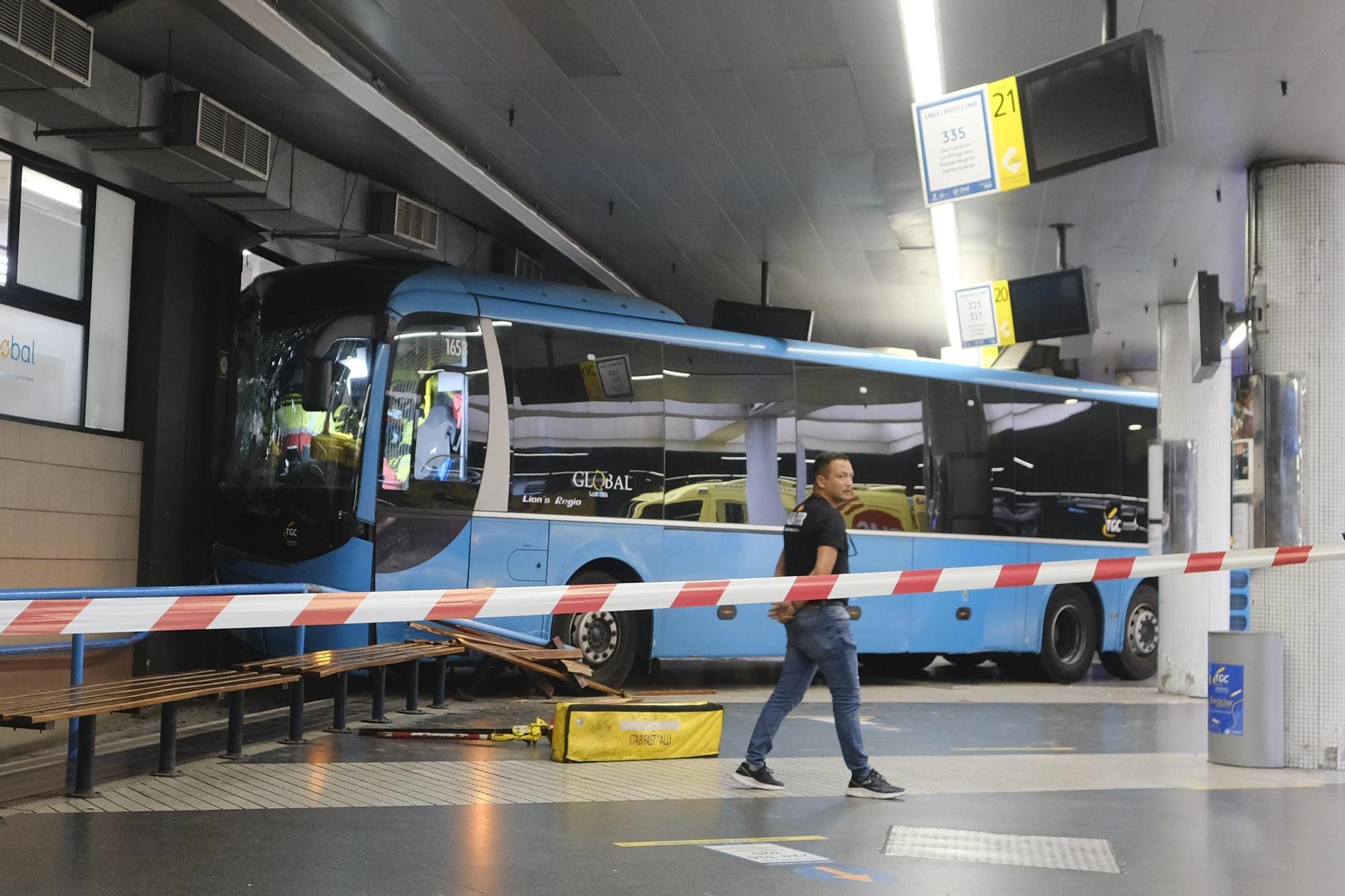 El accidente de la guagua que se estrelló contra una pared en San Telmo, en imágenes