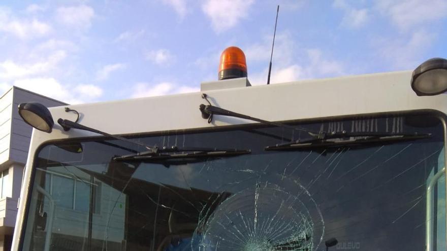 El cristal de la barredora quedó destrozado por las pedradas.