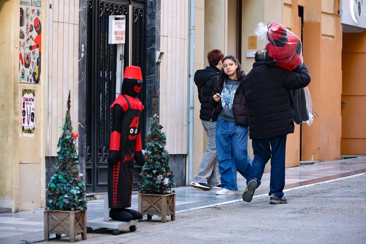 Los pajes negros decoran las fachadas de Alcoy