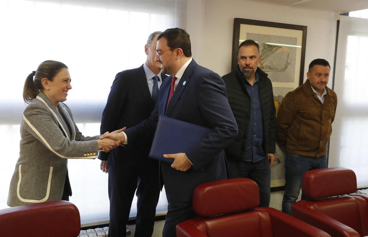 María Calvo y Adrián Barbón se dan la mano, al inicio de la reunión.