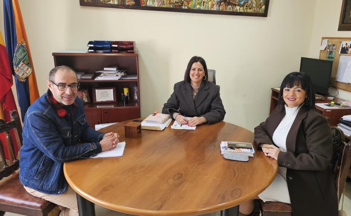 Miguel Reyes, Davinia Falcón y Laura Quintana, durante la reunión en San Mateo.