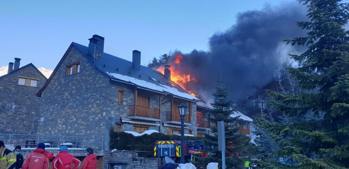 Un incendio calcina cuatro apartamentos en Tramacastilla de Tena