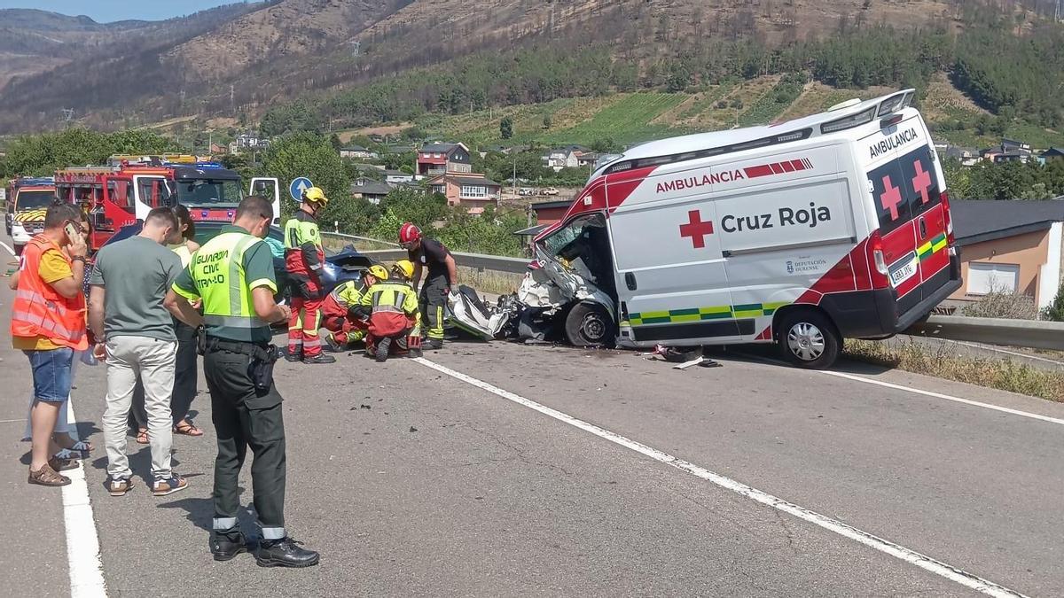 Intervención de los equipos de emergencias en el accidente de tráfico con dos heridos graves registrado en A Rúa, Ourense.