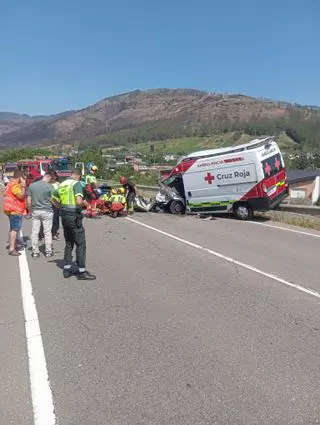 Dos heridos graves al chocar una ambulancia y un coche en A Rúa