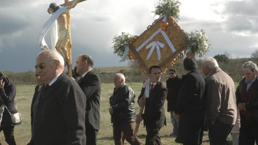 La Virgen del Rosario pasa frente a la ermita.