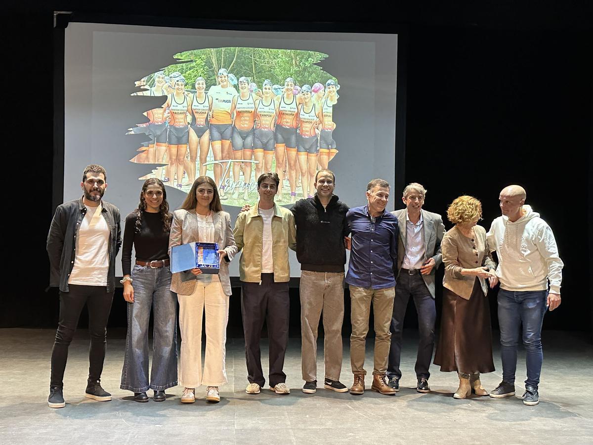 Un grupo de premiado sercoge sus galardones en el escenario.