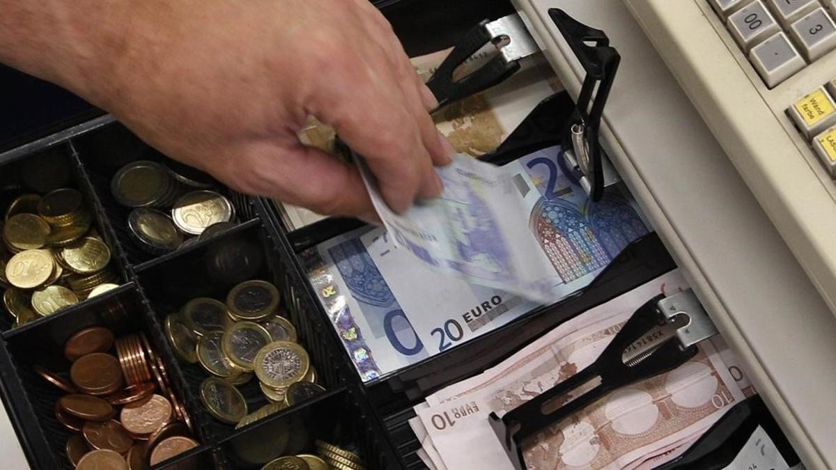 Efectivo en una caja registradora de un comercio de Olching, Alemania.