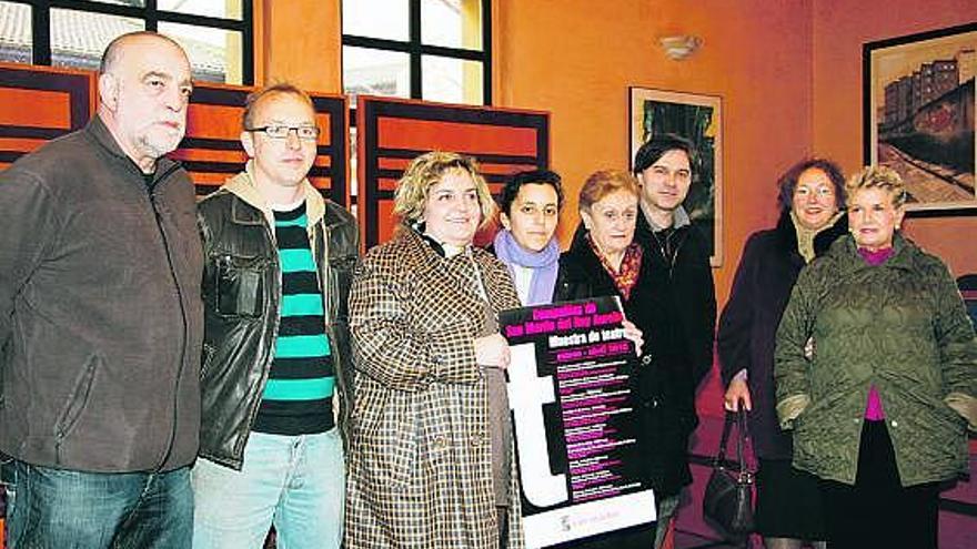 La concejala de Cultura sostiene el cartel, rodeada por integrantes de cinco de las compañías que actuarán.