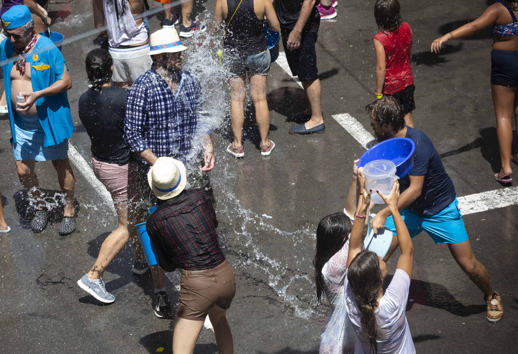 Más de 80.000 litros de agua bañan La Torre de les Maçanes