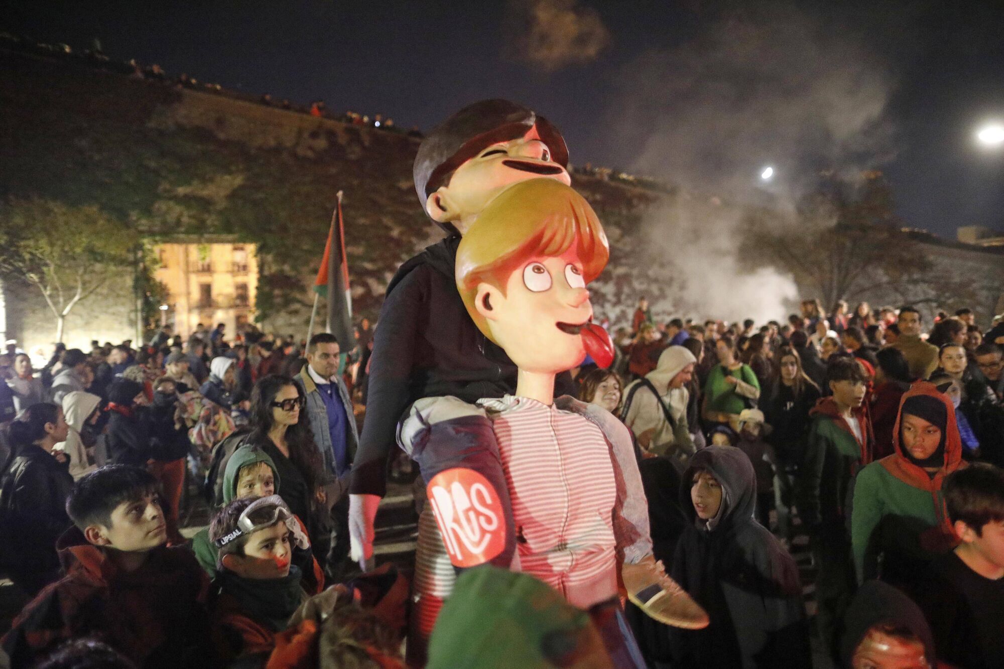 Girona. Plaça de Jacint Verdaguer. Cercavila La negra nit 2025.
