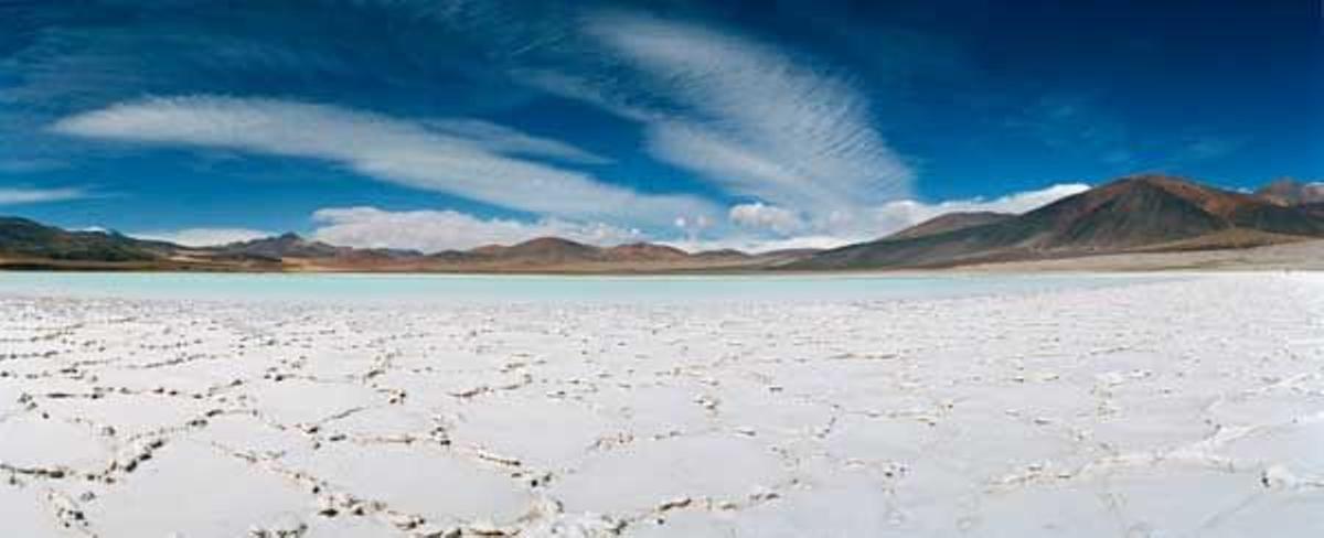 El Salar de Aguas Calientes se encuentra a unos 100 km del Valle de la Luna.
