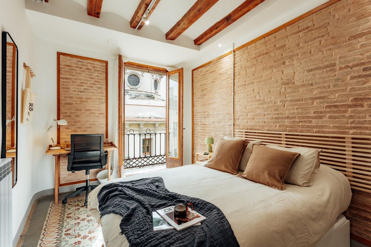 Una de las habitaciones del coliving de Aticco en el barri Gòtic. En Idealista se anuncia por 1.050€ al mes.