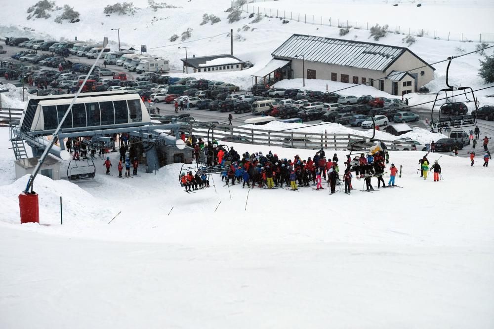 Multitud de esquiadores en Pajares en el domingo tras el temporal de nieve.