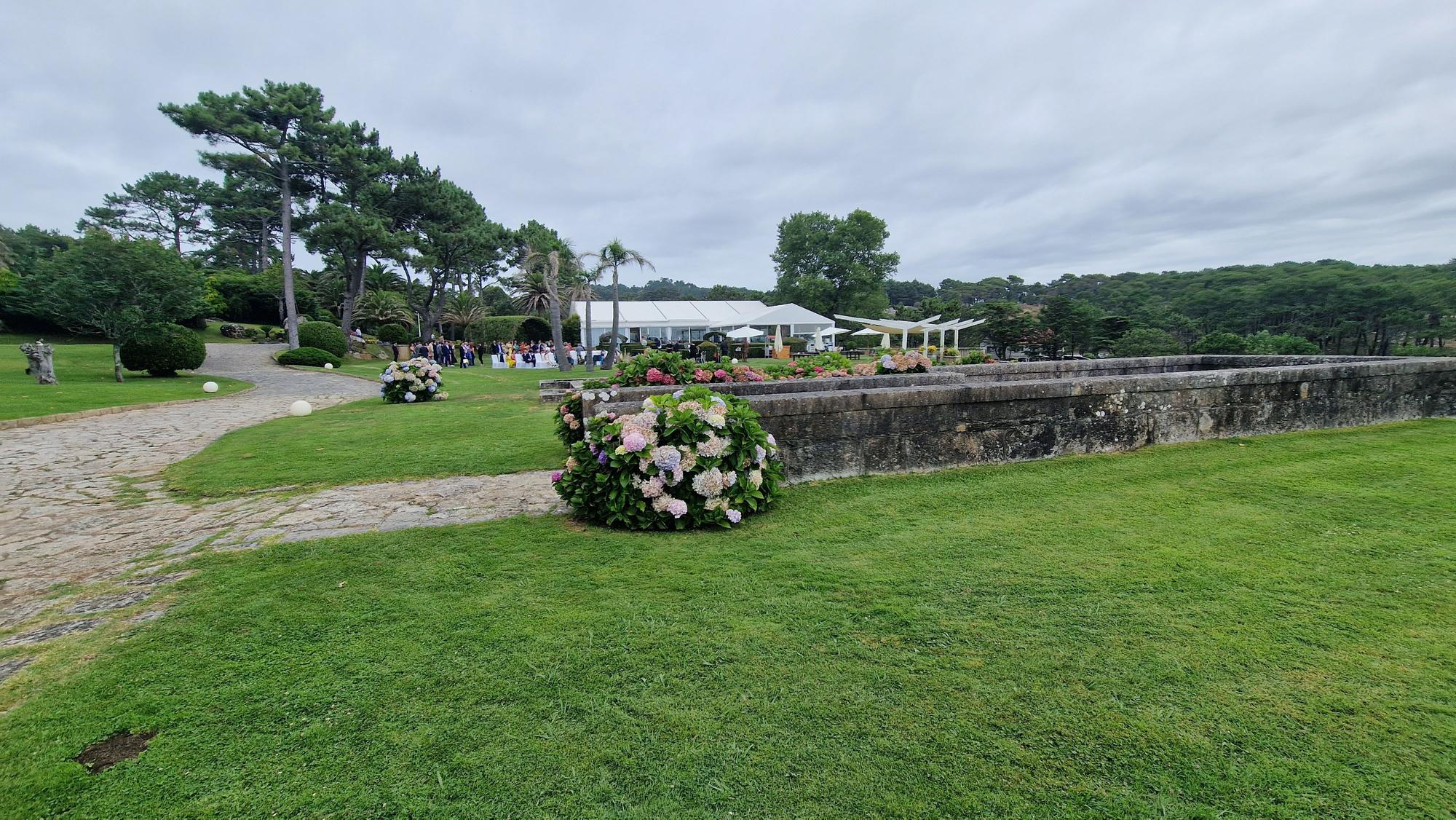 La boda de Serafín y Zaira en la finca La Atlántida, en el Concello de O Grove.