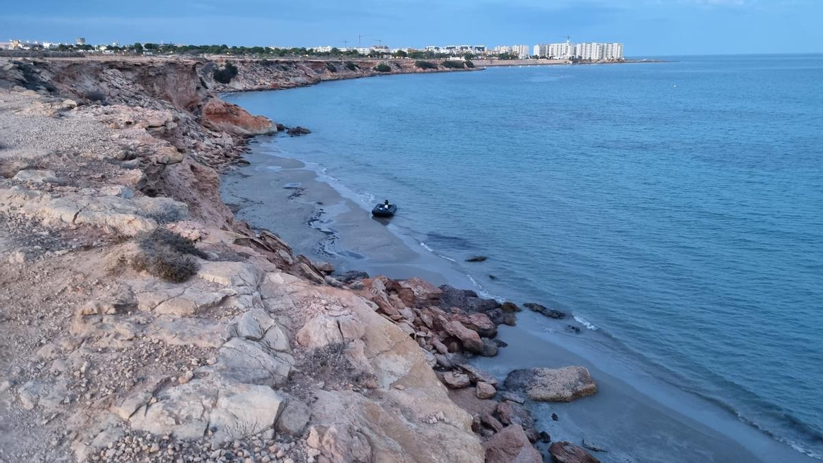 Una patera llegando en octubre a Cala Mosca en Orihuela Costa