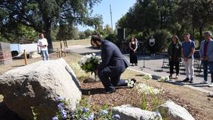 El alcalde de Mataró, David Bote, hace una ofrenda floral en el nuevo monumento en honor a las víctimas de ETA