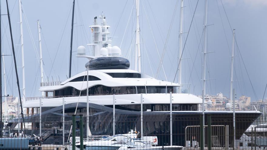 Los megayates de Mark Zuckerberg y Jeff Bezos coinciden y rivalizan en opulencia en Mallorca
