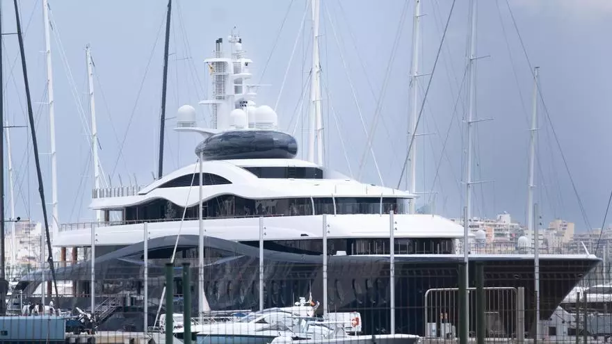 VÍDEO | Los megayates de Mark Zuckerberg y Jeff Bezos coinciden y rivalizan en opulencia en Mallorca