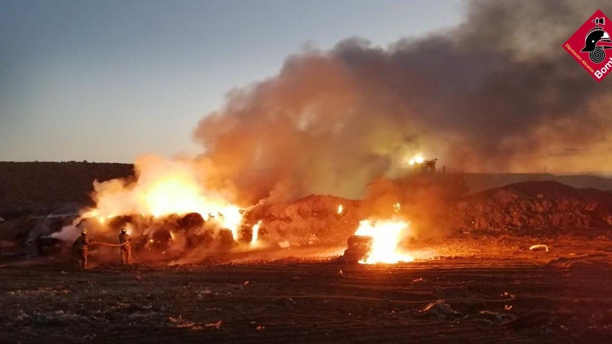 Los bomberos sofocando el fuego