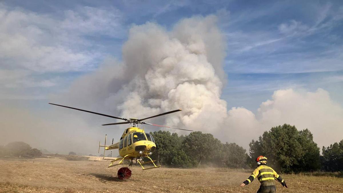 Un helicoptero antiincendios en uno de los operativos desplegados este verano en Aragón.