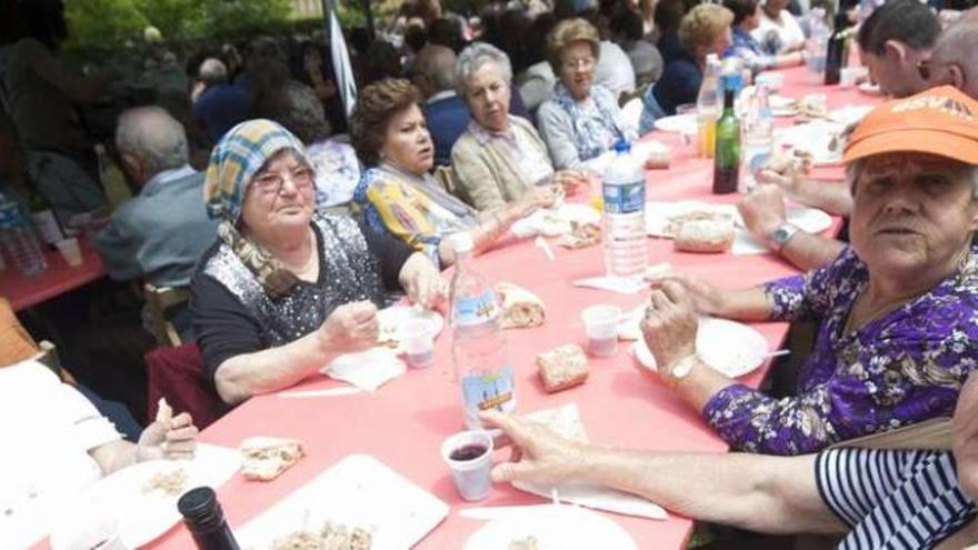 Más de mil mayores de Oleiros meriendan chicharrones