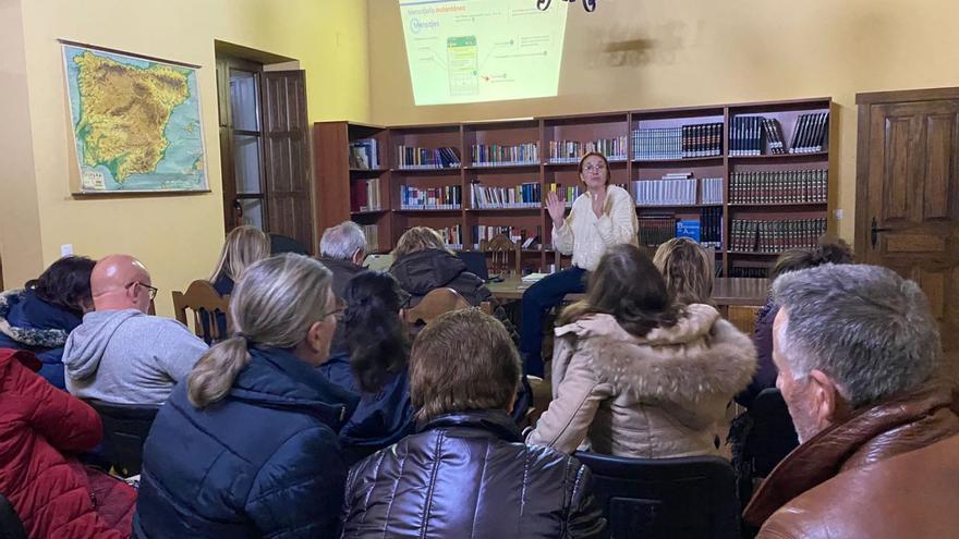 La monitora Beatriz Izquierdo explica todas las funcionalidades de Whatsapp a adultos de entre 50 y 75 años de edad en las antiguas escuelas de Burganes de Valverde.