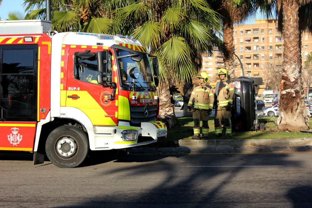 Un coche vuelca en una rotonda del Bulevar Sur de València