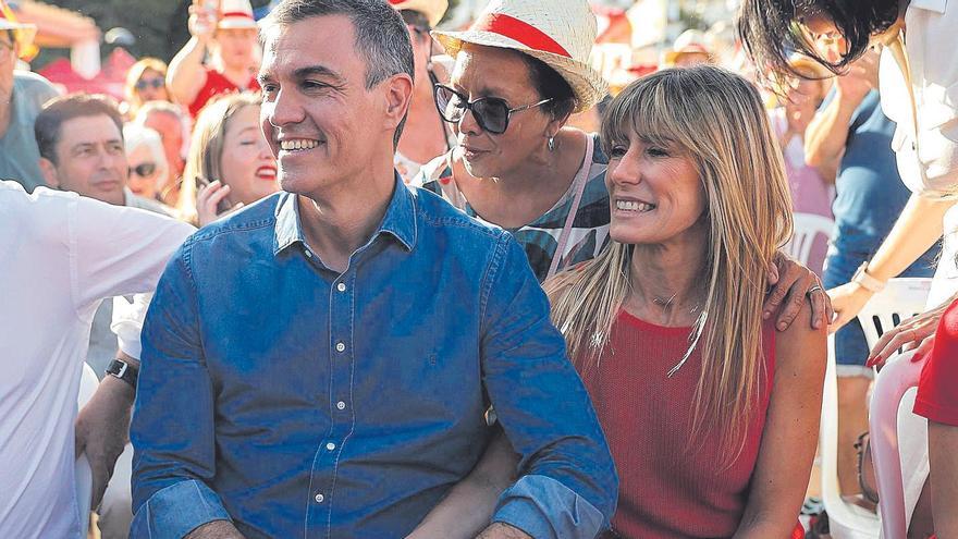 El presidente del Gobierno, Pedro Sánchez, y su esposa, Begoña Gómez, durante un mitin electoral el pasado miércoles en Benalmádena.