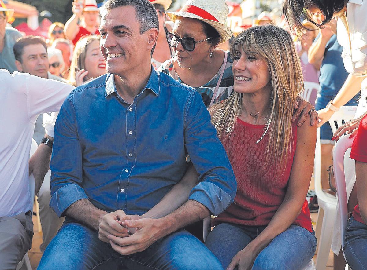 El presidente del Gobierno, Pedro Sánchez, y su esposa, Begoña Gómez, durante un mitin electoral el pasado miércoles en Benalmádena.