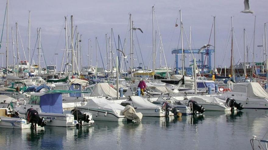 La mujer fue hallada muy cerca del puerto deportivo de Caleta. f. e