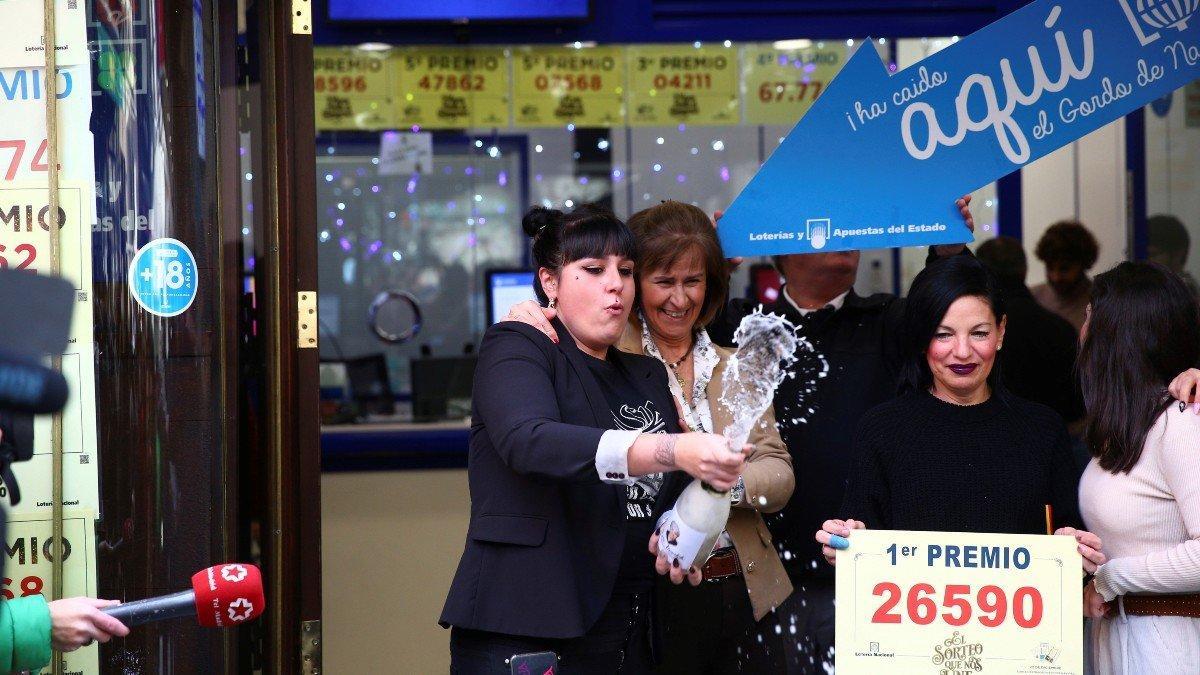 Personas celebrando el Gordo de Navidad el año pasado